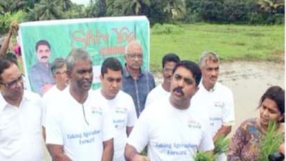 வயலில் இறங்கி மந்திரம் சொன்னால் நெல் விளைச்சல் அதிகரிக்கும்! அமைச்சரின் அதிரடி அட்வைஸ்….