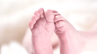 ജനിച്ചയുടന്‍ ശിശു നടക്കാന്‍ ശ്രമിക്കുന്ന വീഡിയോ വൈറലാകുന്നു