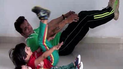 വീഡിയോ: സ്മാര്ട്ട് അച്ഛനും പെണ് മക്കളും!