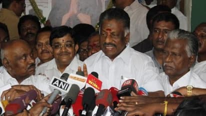 முதல் விக்கெட்டை இழந்தது ஓபிஎஸ் டீம் - எடப்பாடி அணியில் இணைந்த முன்னாள் எம்எல்ஏ