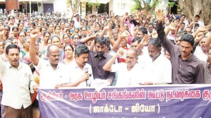 கரூரில் பல்வேறு இடங்களில் ஆசிரியர்கள் - அரசு ஊழியர்கள் அடையாள வேலைநிறுத்தப் போராட்டம்…