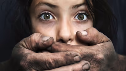 Pregnant woman thrown out of the house by landlord