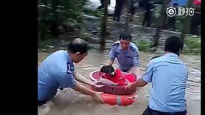 പ്രളയജലത്തിലൂടെ ഒരു പ്ലാസ്റ്റിക് കുട്ട; അതിലൊരു പെണ്കുട്ടി!