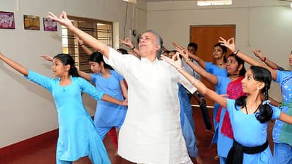 ചിലങ്ക ശബ്ദങ്ങള്ക്ക് കാതോര്ത്ത് ആ വലിയ ഗുരുനാഥന്