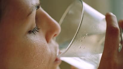 சுடுதண்ணீரில் இந்த மூன்றையும்  கலந்து குடிப்பதால் இவ்வளவு நன்மைகள் இருக்கு...