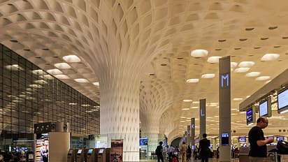 വിമാനത്തിൽ ബോംബ് വെച്ചിട്ടുണ്ടെന്ന് സന്ദേശം; സംശയം തോന്നി പൊലീസ് വീട്ടിലെത്തിയപ്പോള് കണ്ടെത്തിയത് മറ്റൊന്ന്