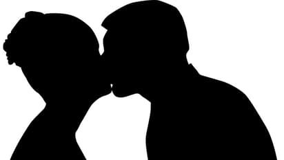 పబ్లిక్ గా ముద్దు పెట్టుకున్న యువజంట అరెస్ట్