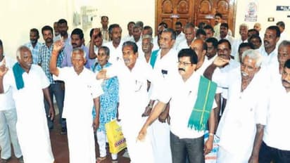 காவிரி மேலாண்மை வாரியத்தை அமைத்து உடனே செயல்படுத்த வேண்டும் - விவசாயிகள் வெளிநடப்பு போராட்டம்...