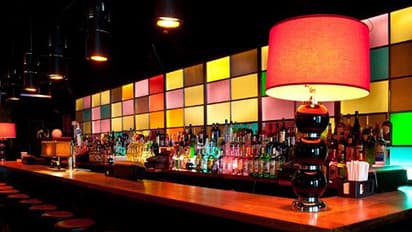 ഈ തൊടുപുഴ ബാറില് മദ്യം വിളമ്പാന് സ്ത്രീകള്