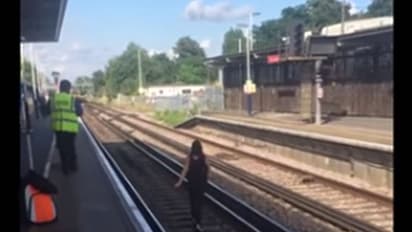 മദ്യലഹരിയില്‍ റെയില്‍വേ ട്രാക്കിലിറങ്ങിയ യുവതി - വീഡിയോ