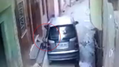 കാറിലെത്തി പിഞ്ചുകുഞ്ഞിനെ വഴിയരികില് ഉപേക്ഷിച്ചു;ദൃശ്യങ്ങള് സിസിടിവിയില്