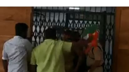 ഷുഹൈബ് വധം: മുഖ്യമന്ത്രിയുടെ ഓഫീസിന് മുന്നില് യൂത്ത്കോണ്ഗ്രസ് പ്രവര്ത്തകര് പ്രതിഷേധിച്ചു