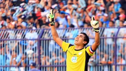 മൈതാനം മരണക്കിടക്കയായി; സഹതാരവുമായി കൂട്ടിയിടിച്ച് ഇന്ത്യോനേഷ്യന് ഗോളിക്ക് ദാരുണാന്ത്യം