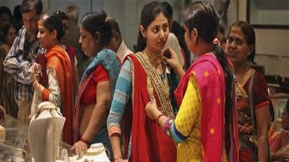 போலீஸ் ஜாக்கிரதை... - திநகரில் பணத்துக்காக கை நீட்டிய போலீஸ்காரர் பணியிடமாற்றம்...!