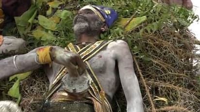 ಜಯಲಲಿತಾ ಚೇತರಿಕೆಗೆ ಪ್ರಾರ್ಥಿಸಿ ಮುಳ್ಳಿನ ಮೇಲೆ ಮಲಗಿದ ಅಭಿಮಾನಿ