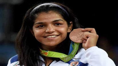 நான் சொன்னமாதிரி பதக்கத்தை வென்றேன்; அரியானா அரசு சொன்னமாதிரி எப்போ பரிசை வழங்கும்? சாக்ஷி மாலிக் கேள்வி…