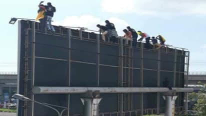 பிரதமர் மோடிக்கு வலுக்கும் எதிர்ப்பு.. பேனர் மீது ஏறி தமிழக வாழ்வுரிமை கட்சியினர் போராட்டம்