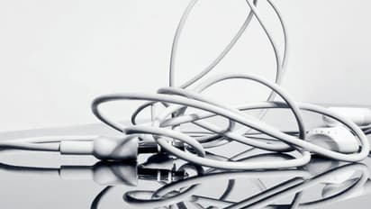 ഹെഡ്ഫോണ് പൊട്ടിത്തെറിച്ച് യുവതിക്ക് പരിക്ക്