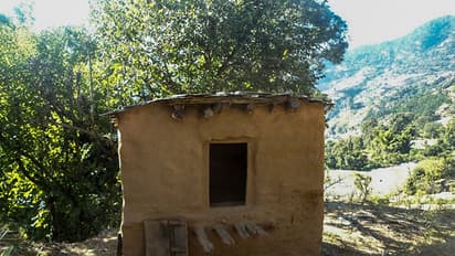 പെണ്കുട്ടികളുടെ ജീവനെടുക്കുന്ന ആര്ത്തവക്കുടിലുകള്