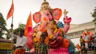 தமிழக அரசின் தடையை மீறி விநாயகர் சிலைகளை வைத்து வழிபாடு... கைது செய்யும் காவல்துறை..!