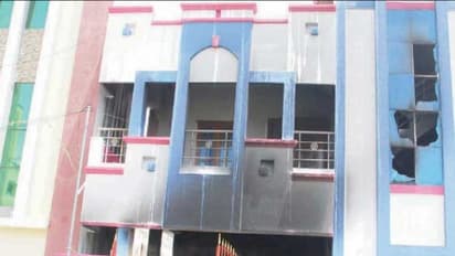 வீட்டின் முன்பு நிறுத்தப்பட்டிருந்த கார் திடீரென தீப்பிடித்து எரிந்ததால் பரபரப்பு; போலீஸ் தீவிர விசாரணை...