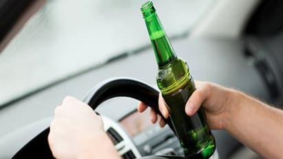 తాగి డ్రైవింగ్.. పల్టీల కొట్టిన కారు: దంపతుల పరిస్థితి విషమం