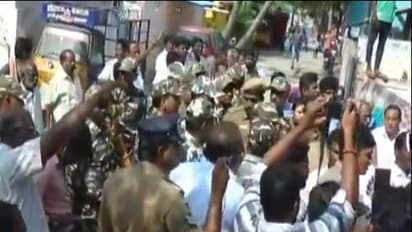 ஆர்.கே.நகரில் பணப்பட்டுவாடா..? ஒருவர் கைது.. அதகளப்படும் தேர்தல் களம்..!