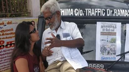 "நேர்மையான போராட்டம் வெற்றிபெற வாழ்த்து சொன்னேன்..." டிராபிக் ராமசாமியை சந்தித்த நடிகை கஸ்தூரி