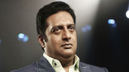 “என்னுடைய விருதுகளை திருப்பித் தர நான் முட்டாள் இல்லை” பிரகாஷ் ராஜ் காட்டம்!