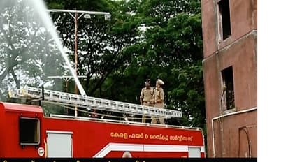 విజయవాడ వద్ద బస్సులో నుండి దూకిన ప్రయాణీకులు: ఏమైందంటే?