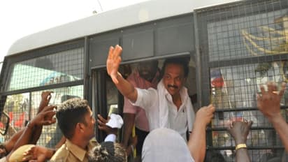 ஸ்டாலின் கைது.. போலீஸ் வாகனத்தை முற்றுகையிட்ட தொண்டர்கள்!! அழைத்து செல்ல முடியாமல் திணறும் போலீஸ்