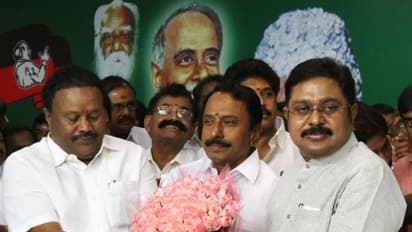 தினகரன் தனி ஆள் இல்லை! அவர் ஒரு பக்கா அ.தி.மு.க. காரர்: சான்றிதழ் வாசிப்பது தி.மு.க.வின் மாவட்ட செயலாளர்.