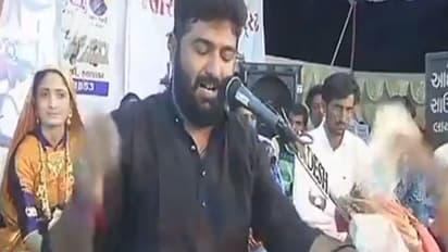 ഒരു ഭക്തിഗാനം; വേദിയില് പറന്ന് എത്തിയത് 50 ലക്ഷം രൂപ