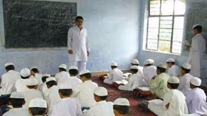 গায়ত্রী মন্ত্র পাঠ করেই এই মাদ্রাসায় দিন শুরু করে ছাত্রছাত্রীরা