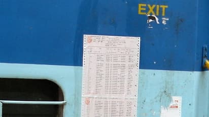 இரயில் பெட்டிகளில் சார்ட் ஒட்டும் நடைமுறையை ரத்து செய்யக் கூடாது; புதுசு புதுசா அறிவிச்சு குழப்பாதீங்க...