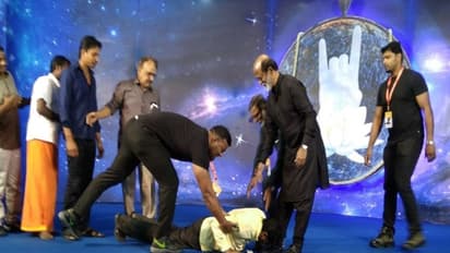 அப்பா, அம்மா, கடவுளைத் தவிர வேறு யார் காலிலும் விழாதீர்கள்! ரசிகர்களுக்கு ரஜினி அறிவுரை!