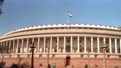 சி.பி.எஸ்.இ.பள்ளிகளில் புத்தகங்கள், ஸ்டேஷனரிபொருட்கள் விற்கலாம் - மத்திய அரசு திடீர் அனுமதி