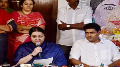 "என்னிடமிருந்து என் கணவரை சசிகலா பிரிக்க பார்க்கிறார்" - தீபா ஆவேசம்