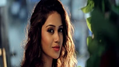 பிகினியில் உடையில் இருப்பது 'ஒரு நாள் கூத்து' நடிகையா...? குழப்பத்தில் ரசிகர்கள்...!