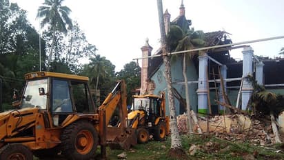 നൂറ്റാണ്ട് പഴക്കമുള്ള പള്ളി പൊളിച്ച് നെയ്യാറ്റിന്കര രൂപത; പ്രതിഷേധവുമായി ഒരു വിഭാഗം ഇടവകക്കാര്