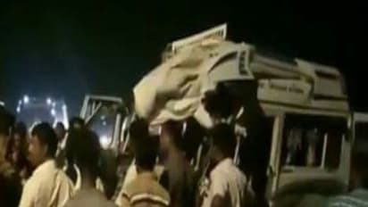 திருச்சி அருகே பயங்கர விபத்து….. திருப்பதி சென்ற வேன் மீது லாரி மோதியதில் 10 பேர் பலி…..