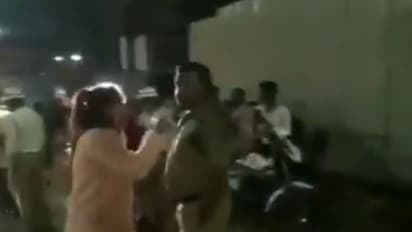 മദ്യ ലഹരയില് എത്തിയ യുവതി പൊലീസിനെ ആക്രമിച്ചു, ദൃശ്യങ്ങള് വൈറല്