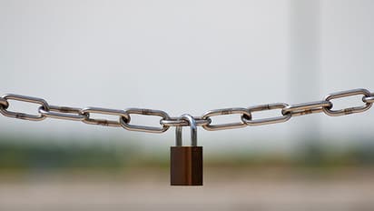 പ്രണയിച്ചതിന് യുവതിയെ 20 വര്‍ഷം ചങ്ങലക്കിട്ടു!