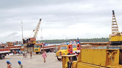 ബേപ്പൂരിൽ നിന്ന് കടലിൽ പോയ ഉരു മുങ്ങി ; ജീവനക്കാരായ ആറ് പേരെ കോസ്റ്റ് ഗാർഡ് രക്ഷപ്പെടുത്തി