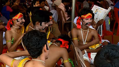 വേദിയില് വാളും പരിചയുമേന്തി മുറിവേറ്റ പോരാളി