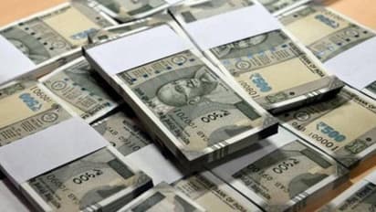 ವೈರಸ್ ಭೀತಿ: ರಸ್ತೆ ಮೇಲೆ 500 ರು. ನೋಟುಗಳು ಬಿದ್ರೂ ಕೇಳೋರಿಲ್ಲ!