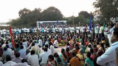 ஆட்சியரை கண்டித்து அவரது அலுவலகத்திலேயே ஆர்ப்பாட்டம் - தன்னை திட்டுவதை கூட்டத்தில் நின்று வேடிக்கை பார்த்த மூமண்ட்...