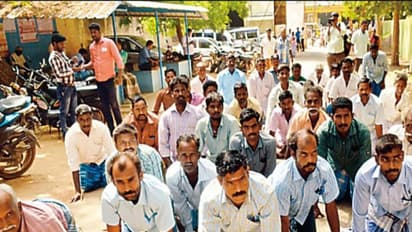 மணல் குவாரிகளை திறக்கக் கோரி முட்டிப்போட்டு மனு கொடுத்த மாட்டுவண்டித் தொழிலாளர்கள்...