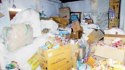 திருட்டுத்தனமாக 2 டன் புகையிலைப் பொருட்களை வீட்டில் பதுக்கி வைத்திருந்த இருவர் கைது;