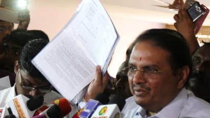 தலைதெறிக்க ஓடிய அதிமுக அமைச்சர்கள்... சசிகலாவுக்கு வேண்டியவரால் நேர்ந்த சங்கடம்..!